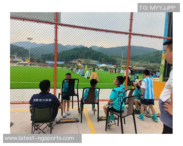 足球进球瞬间的欢呼声与激情四溢的赛场氛围交织成的美妙乐章